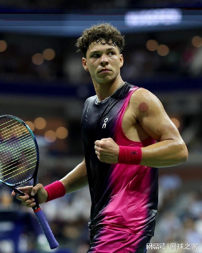 僅凸顯了他 僅凸顯了他